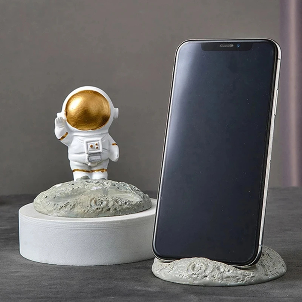 Ofis-masas-dekorasyon-Nordic-tarz-astronotlar-cep-telefon-stand-tutucu-s-sler-re-ine-Spaceman-braketi-2.jpg_Q90-2.jpg_201-2.jpg